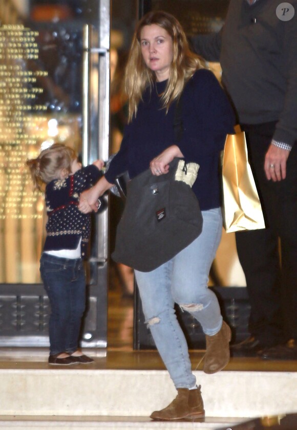 Drew Barrymore et sa fille font du shopping pour Noël à Beverly Hills, le 21 décembre 2014.
