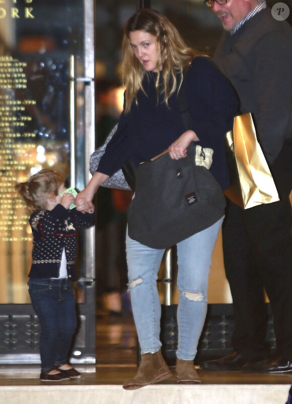 L'actrice Drew Barrymore et sa fille Olive font du shopping pour Noël à Beverly Hills, le 21 décembre 2014.