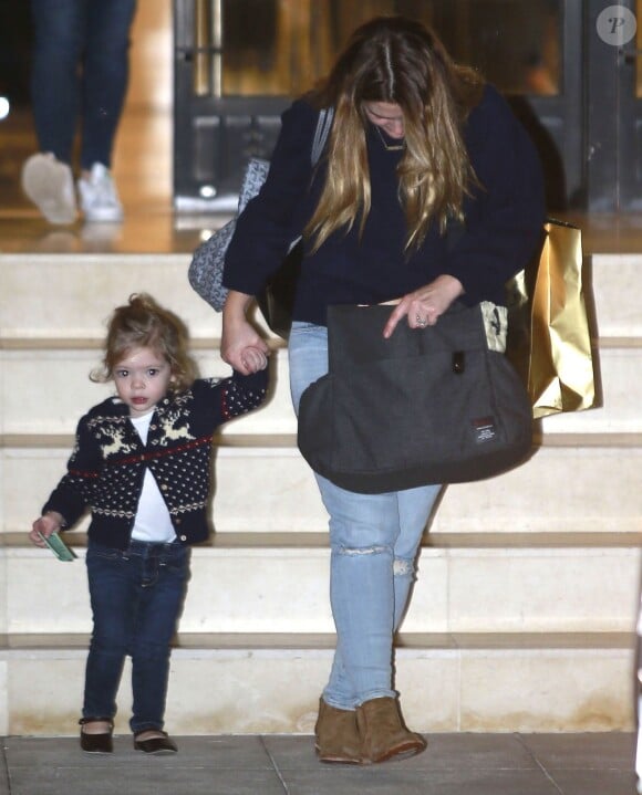 Drew Barrymore avec sa fille Olive font du shopping pour Noël à Beverly Hills, le 21 décembre 2014.