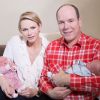 Charlene de Monaco et le prince Albert dévoilent les premières photos de leurs jumeaux Gabriella et Jacques, le 23 décembre 2014.