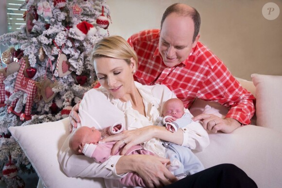 Charlene de Monaco et le prince Albert dévoilent les premières photos de leurs jumeaux Gabriella et Jacques, le 23 décembre dernier.