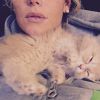 Aurélie Van Daelen ne se sépare plus de son petit chat qui lui tient chaud. Décembre 2014.