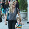 Hilary Duff et son fils font du shopping dans les rues de Beverly Hills, le 23 décembre 2014 