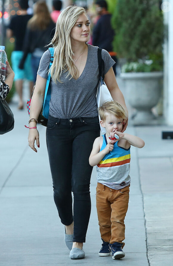 Hilary Duff et son fils font du shopping dans les rues de Beverly Hills, le 23 décembre 2014 