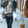 Hilary Duff et son fils Luca font du shopping dans les rues de Beverly Hills, le 23 décembre 2014 