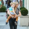 Hilary Duff et son fils Luca font du shopping dans les rues de Beverly Hills, le 23 décembre dernier