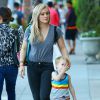 Hilary Duff et son fils Luca font du shopping dans les rues de Beverly Hills, le 23 décembre 2014 