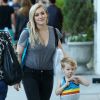Hilary Duff et son fils Luca font du shopping dans les rues de Beverly Hills, le 23 décembre 2014