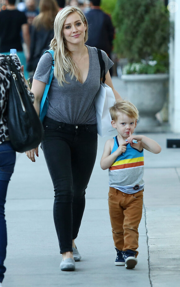 Hilary Duff et son fils Luca font du shopping dans les rues de Beverly Hills, le 23 décembre 2014 