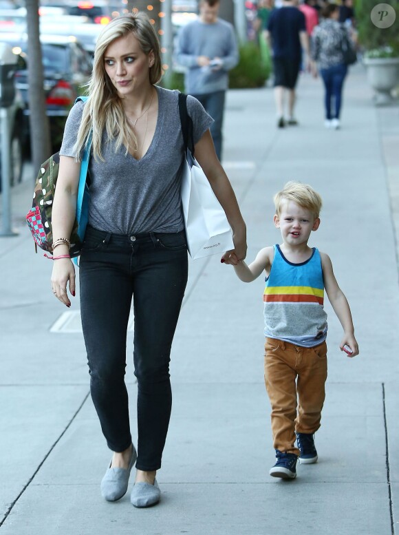 Hilary Duff et son fils Luca font du shopping dans les rues de Beverly Hills, le 23 décembre 