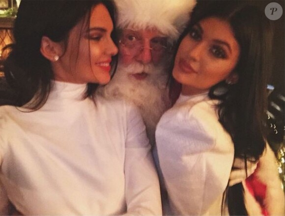 Les soeurs Jenner et le père Noël lors de la soirée de Noël de la famille Kardashian. Los Angeles, le 24 décembre 2014.