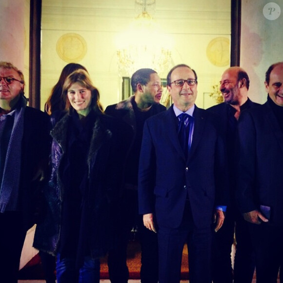 Le 22 décembre 2014, JoeyStarr a posté cette photo où on le voit à l'Elysée avec Dominique Besnehard, Lola Doillon, Cédric Klapisch, Pierre Lescure et François Hollande
