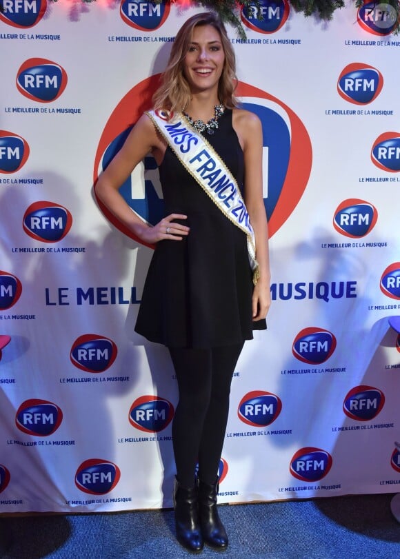 Miss France 2015 Camille Cerf lors de l'émission de radio : "La matinale Spéciale Noël sur RFM" dans les studios de RFM à Paris, le 19 décembre 2014.