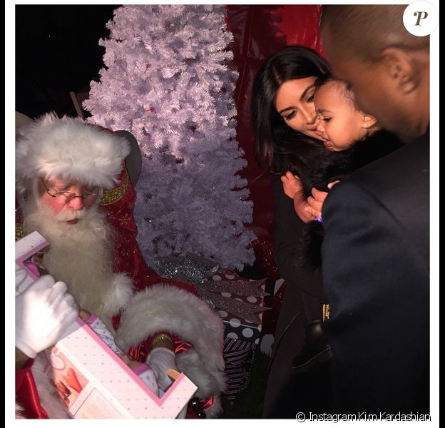 North West rencontre le Père Noël pour Noël 2014, en compagnie de sa maman Kim Kardashian et de son papa Kanye West.
