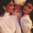  Les soeurs Jenner et le père Noël lors de la soirée de Noël de la famille Kardashian. Los Angeles, le 24 décembre 2014. 
