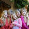 Maxima et Willem-Alexander des Pays-Bas ont posé avec leurs filles les princesses Catharina-Amalia (11 ans), Alexia (9 ans) et Ariane (7 ans) pour les médias le 22 décembre 2014 dans le parc national Los Arrayanes, à Villa La Angostura en Patagonie argentine, au début de leurs vacances de fin d'année auprès de la famille Zorreguieta.