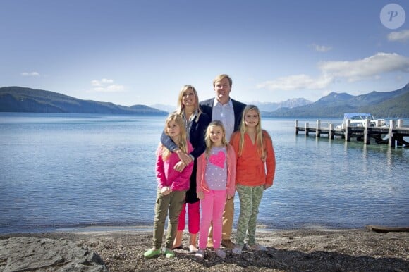 Maxima et Willem-Alexander des Pays-Bas ont posé avec leurs filles les princesses Catharina-Amalia, Alexia et Ariane pour les médias le 22 décembre 2014 sur les rives du lac Nahuel Huapi, à Villa La Angostura en Patagonie argentine, au début de leurs vacances de fin d'année auprès de la famille Zorreguieta.