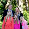 Maxima et Willem-Alexander des Pays-Bas ont posé avec leurs filles les princesses Catharina-Amalia (11 ans), Alexia (9 ans) et Ariane (7 ans) pour les médias le 22 décembre 2014 dans le parc national Los Arrayanes, à Villa La Angostura en Patagonie argentine, au début de leurs vacances de fin d'année auprès de la famille Zorreguieta.