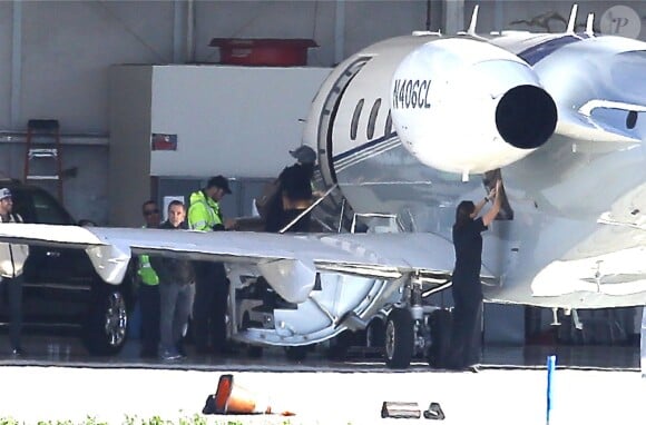 Jessica Biel enceinte et son mari Justin Timberlake prennent un jet privé à l'aéroport de Van Nuys, le 28 décembre 2014.
