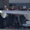 Jessica Biel enceinte et son mari Justin Timberlake prennent un jet privé avec des membres de leur famille à l'aéroport de Van Nuys, le 28 décembre 2014.