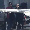 Jessica Biel enceinte et son mari Justin Timberlake prennent un jet privé avec des membres de leur famille à l'aéroport de Van Nuys, le 28 décembre 2014.