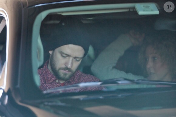 Justin Timberlake et sa famille prêts à décoller à Van Nuys, Los Angeles, le 28 décembre 2014.