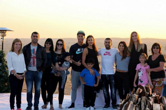 Cristiano Ronaldo le jour de Noël à Dubaï, avec son fils Cristiano Jr., sa compagne Irina Shayk et sa famille - photo publiée sur son compte Twitter le 25 décembre 2014