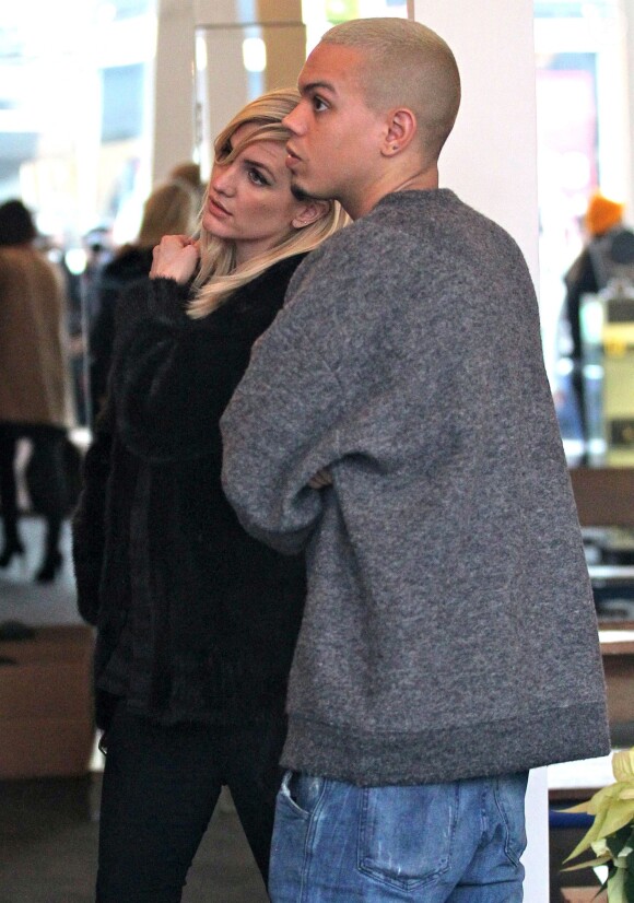 Ashlee Simpson et son mari Evan Ross font du shopping pour Noël à Beverly Hills, le 20 décembre 2014.