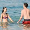 Exclusif - Olivia Wilde et son fiancé Jason Sudeikis sur la plage lors de leurs vacances à Hawaï, le 18 décembre 2014.