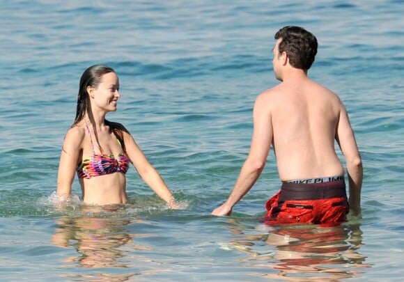 Exclusif - Olivia Wilde et son fiancé Jason Sudeikis sur la plage lors de leurs vacances à Hawaï, le 18 décembre 2014.