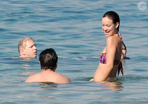 Exclusif - Olivia Wilde et son fiancé Jason Sudeikis barbotent sur la plage lors de leurs vacances à Hawaï, le 18 décembre 2014.