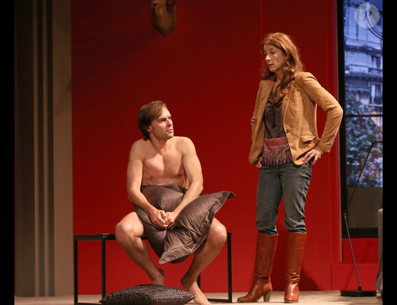 Sébastien Thiéry et Isabelle Gélinas dans la pièce de théâtre Deux hommes tout nus, au Théâtre de la Madeleine jusqu'au 31 janvier 2015