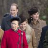 La famille royale britannique lors de son rassemblement annuel, le 25 décembre 2014, pour la messe de Noël à Sandringham. La reine Elizabeth II et le duc d'Edimbourg étaient entourés des princes Charles, William et Harry, de Kate Middleton, de la princesse Anne, du comte et de la comtesse de Wessex, de Peter et Autumn Phillips...
