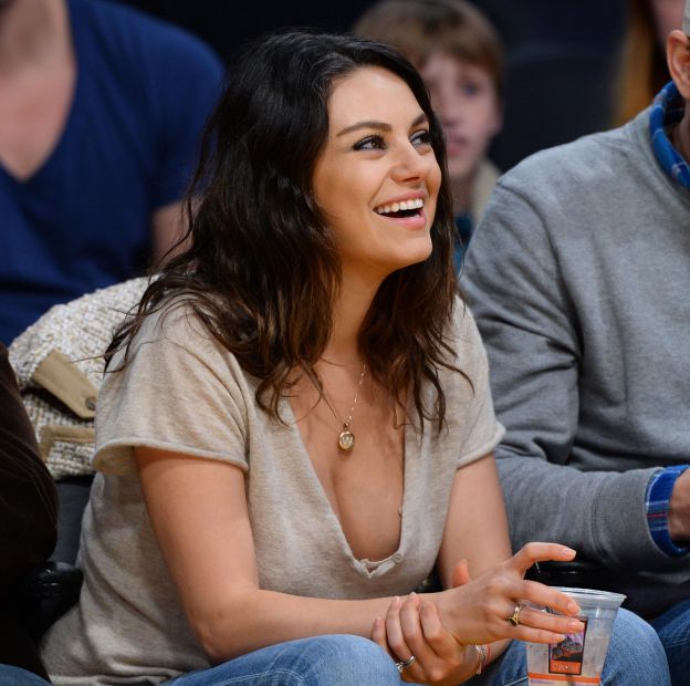 Mila Kunis radieuse et avec ses deux bagues au match de basket des Lakers à Los Angeles, le 19 décembre 2014.