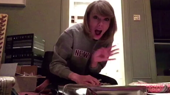 Taylor Swift : Touchante mère Noël qui manque de finir les quatre fers en l'air