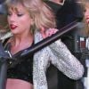 Taylor Swift a manqué de tomber dans les escaliers juste après sa performance pour le concert New Year's Rockin' Eve 2015 à Times Square à New York City le 31 décembre 2014.