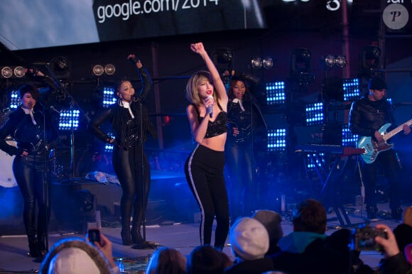 Taylor Swift lors de sa performance à Times Square pour le New Year's Rockin' Eve 2015 le 31 décembre 2014.