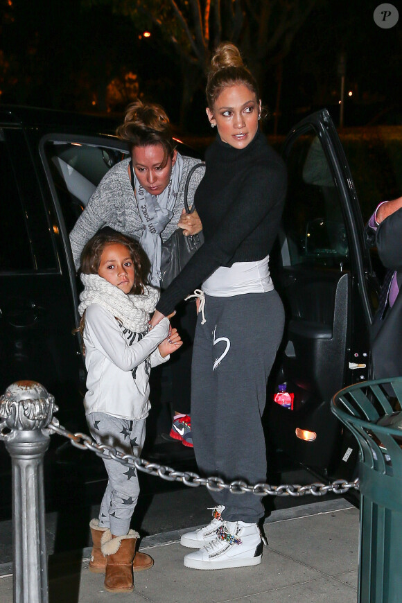 Jennifer Lopez a emmené ses jumeaux Max et Emme au cinéma et dans un fast food à Calabasas, le 9 novembre 2014.