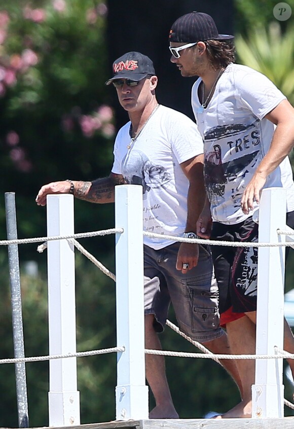 Vincent Lagaf' arrive sur une plage de Saint-Tropez avec son nouveau bateau de la marque "Cigarette", le 17 juillet 2014.