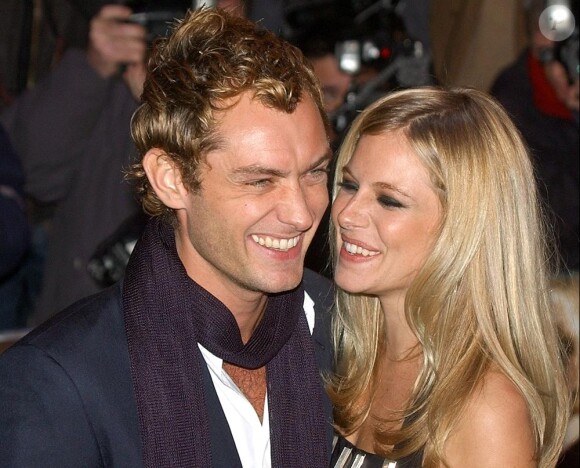 Jude Law et Sienna Miller, en octobre 2004