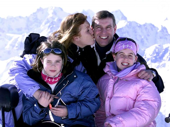 Sarah Ferguson, duchesse d'York, le prince Andrew, duc d'York, et leurs filles les princesses Eugenie et Beatrice en 2001 à Verbier, dans les Alpes suisses.