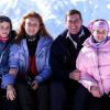 Sarah Ferguson, duchesse d'York, le prince Andrew, duc d'York, et leurs filles les princesses Eugenie et Beatrice en 2001 à Verbier, dans les Alpes suisses.
