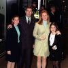 Sarah Ferguson, duchesse d'York, le prince Andrew, duc d'York, avec leurs filles les princesses Beatrice et Eugenie à la première de 102 Dalmatiens en 2000 à Londres.