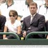 Sarah Ferguson, duchesse d'York, le prince Andrew, duc d'York, et leurs filles Eugenie et Beatrice en 2000 devant un tournoi de tennis caritatif à Buckingham