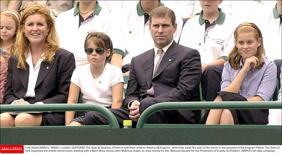 Sarah Ferguson, duchesse d'York, le prince Andrew, duc d'York, et leurs filles Eugenie et Beatrice en 2000 devant un tournoi de tennis caritatif à Buckingham