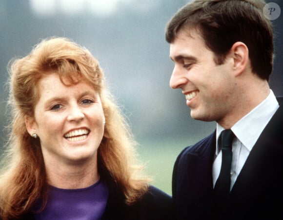 Sarah Ferguson, duchesse d'York, et le prince Andrew, duc d'York, lors de leurs fiançailles en 1986