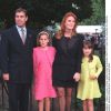 Le prince Andrew et la duchesse d'York avec leurs filles les princesses Beatrice et Eugenie lors d'une fête organisée par David Frost en juillet 1999 à Londres.