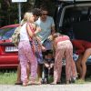 Chris Hemsworth et sa femme Elsa Pataky en famille promenant leurs jumeaux Tristan et Sasha à Byron Bay en Australie le 21 décembre 2014