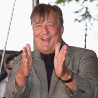 Stephen Fry : À 57 ans, il va se marier avec son amoureux de 27 ans !