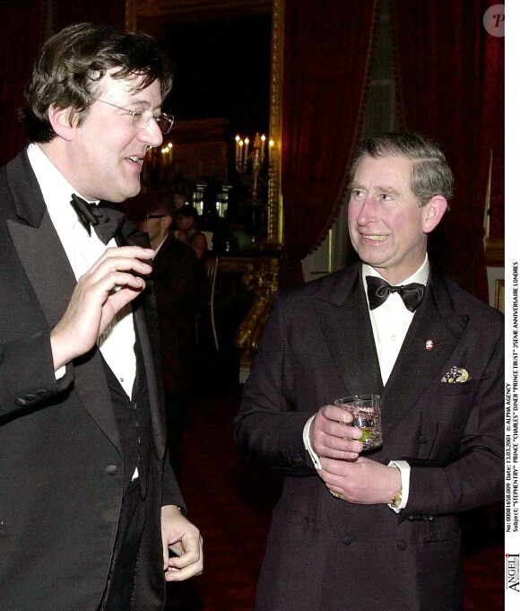 Stephen Fry et le prince Charles en 2001 à Londres
